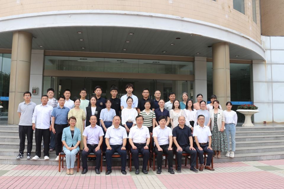 1693910486120732.jpg 与会领导与深蓝学院全体2023级新生辅导员合影留念.jpg